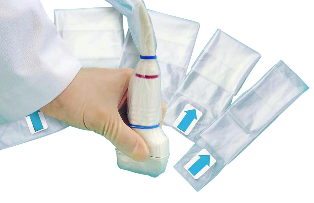 Zorgprofessional plaatst een steriele beschermhoes over een echografieprobe voor gebruik tijdens een operatie.